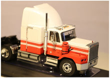 Lade das Bild in den Galerie-Viewer, GMC General 1980 Red/Withe 1:43
