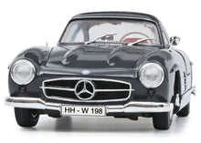 Lade das Bild in den Galerie-Viewer, Mercedes Benz 300 SL Flügeltürer grau  1:18
