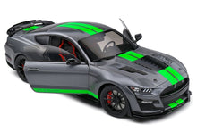 Lade das Bild in den Galerie-Viewer, Ford Shelby GT500 grau 1:18 
