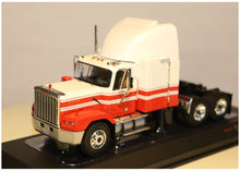 Lade das Bild in den Galerie-Viewer, GMC General 1980 Red/Withe 1:43
