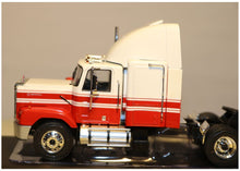Lade das Bild in den Galerie-Viewer, GMC General 1980 Red/Withe 1:43
