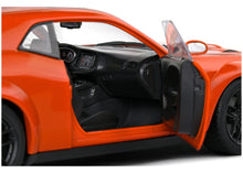 Lade das Bild in den Galerie-Viewer, Dodge Challenger SRT 2023 orange 1:18
