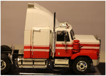 Lade das Bild in den Galerie-Viewer, GMC General 1980 Red/Withe 1:43
