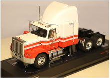 Lade das Bild in den Galerie-Viewer, GMC General 1980 Red/Withe 1:43
