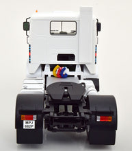 Lade das Bild in den Galerie-Viewer, Volvo F88 Martini Racing-Team 1:18
