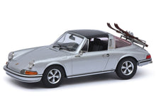 Lade das Bild in den Galerie-Viewer, Porsche 911 Targa mit Ski 1:43 Resin
