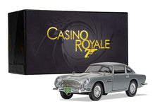 Lade das Bild in den Galerie-Viewer, James Bond Aston Martin DB5 - Casino Royale 1:36
