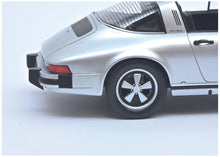 Lade das Bild in den Galerie-Viewer, Porsche 911 Targa silber 1:18 Resin
