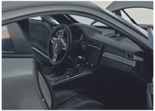 Lade das Bild in den Galerie-Viewer, Porsche 911 GTS Coupe grau 1:18
