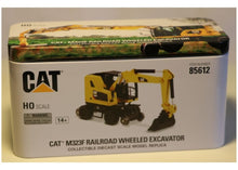 Lade das Bild in den Galerie-Viewer, Cat M323F Railroad Wheeled Excavator 1:87

