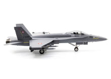 Lade das Bild in den Galerie-Viewer, F/A-18c Hornet J-5001 1:72
