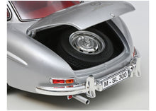 Lade das Bild in den Galerie-Viewer, Mercedes Benz 300 SL Flügeltürer silber  1:18
